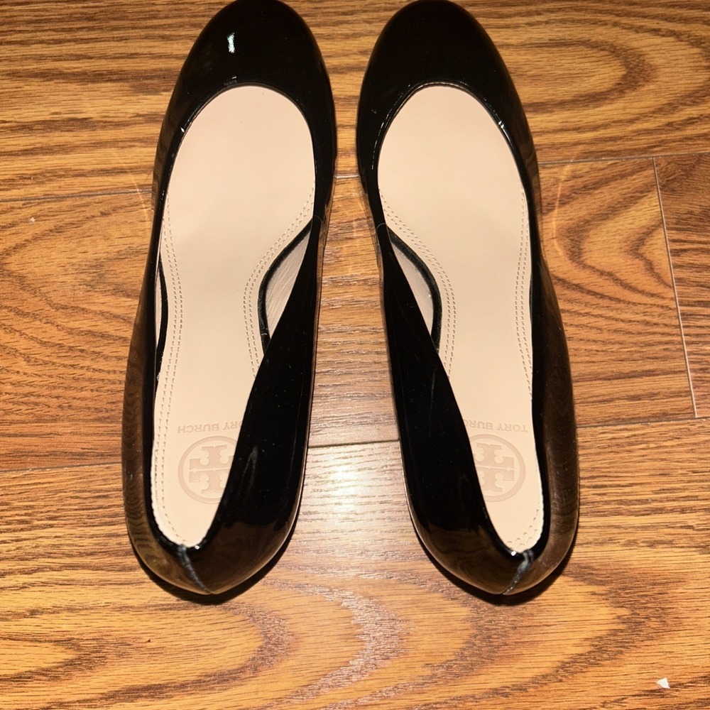 EUC Classic Tory Burch Astoria Black Patent Leather Wedge Heels Size 9 - Picture 3 of 11
